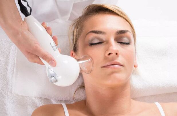 वैक्यूम मसाज प्रक्रिया आपके चेहरे की त्वचा को साफ करने और झुर्रियों को दूर करने में मदद करेगी
